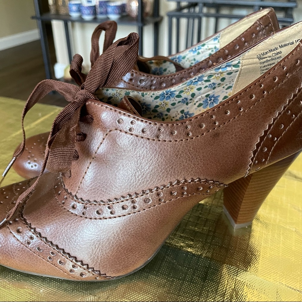 American Eagle Brown Oxford Heels